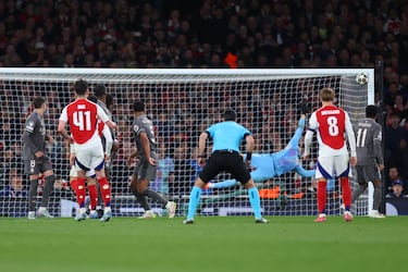 Declan Rice, del Arsenal, marcó el segundo gol de falta directa durante el partido de ida de cuartos de final de la UEFA Champions League 2024/25 entre el Arsenal  y el Real Madrid. El mediocentro inglés marcó dos goles de tiro libre al Real Madrid, sus primeros goles de esta modalidad en su carrera. Courtois se estiró, pero se quedó muy lejos, incluso de ver la pelota.