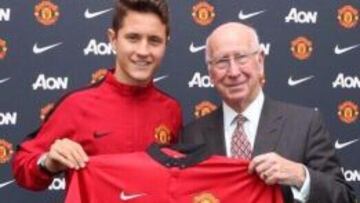 Ander posa con su nueva camiseta junto a Bobby Charlton.