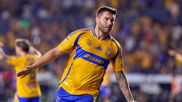 André-Pierre Gignac festeja un gol con los Tigres.