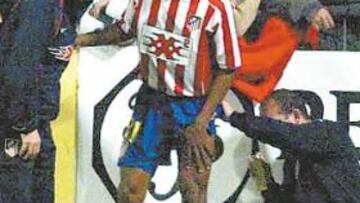 <b>EL PERCANCE. </b>Perea, en el momento de retirarse del campo, aquejado de problemas en su pierna.