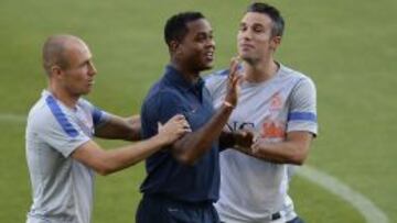 Van Persie bromea con Kluivert.