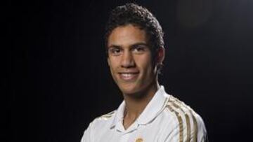 <b>YA POSA CON LA BLANCA. </b>Varane llegó a Madrid acompañado de su padre, pasó el reconocimiento médico y ya luce de madridista.