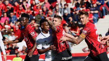 PALMA DE MALLORCA, 05/02/2023.- El delantero del Real Madrid Vinicius Jr (2i), entre los defensas del Mallorca durante el Partido de La Liga que disputan el Mallorca y el Real Madrid en el estadio de Son Moix.- EFE/CATI CLADERA