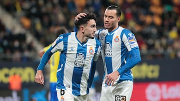 C&Aacute;DIZ, 18/01/2022.- El centrocampista del RCD Espanyol, Manu Morlanes (i) celebra con su compa&ntilde;ero Ra&uacute;l de Tom&aacute;s el primer gol para su equipo durante el partido de Liga que enfrenta al C&aacute;diz CF y el RCD Espanyol este mar