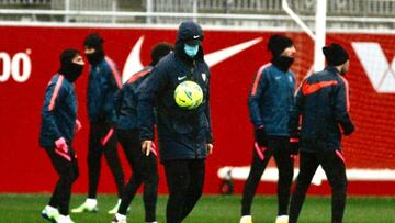 Lopetegui, en el lluvioso entrenamiento de este viernes.