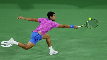 Carlos Alcaraz, durante su partido contra Matteo Arnaldi en Indian Wells.