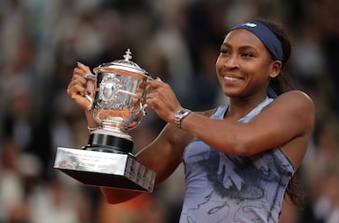 Coco Gauff sostiene el trofeo. 