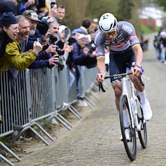 Van der Poel arrasa en E3 Harelbeke como mensaje a Pogacar para Flandes