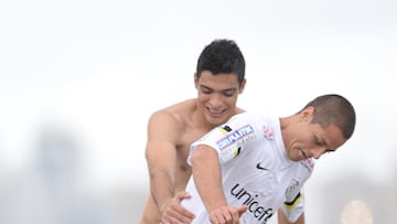 Foto de los jugadores de la Seleccion Mexicana de Futbol en la playa de la ciudad de Santos, en la foto: RAUL JIMENEZ, JAVIER HERNANDEZ
18/06/2014/MEXSPORT/ JORGE MARTINEZ