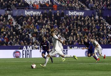 El jugador del Real Madrid, Benzema, marca el 0-1 de penalti. 