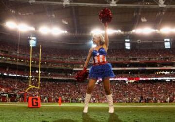 Las cheerleaders de Arizona Cardinals en el partido contra Atlanta Falcons.