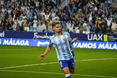 De doblete en doblete va Chupe, que, a pesar de ser suplente ante el Huesca, dejó su impronta con dos importantes goles. En el 4-2 metió una volea colocada; y en el 5-3, regateó a Dani Jiménez en una preciosa acción individual.