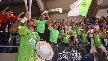Plantilla y afición del Palma Futsal celebran una victoria en Champions.