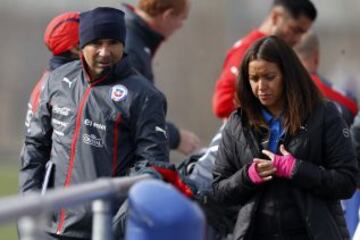 Jorge Sampaoli junto a la encargada de prensa de la Selección, María José Vasconcelos.