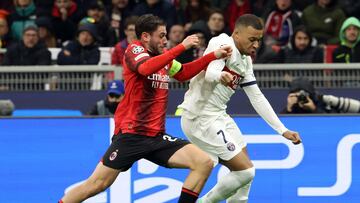 Milano (Italy), 07/11/2023.- AC Milan'Äôs Davide Calabria (L) challenges for the ball with Paris Saint-German's Kylian Mbappe during the UEFA Champions League group F soccer match between Ac Milan and Paris Saint-German's at Giuseppe Meazza stadium in Milan, Italy, 07 November 2023. (Liga de Campeones, Italia) EFE/EPA/MATTEO BAZZI
