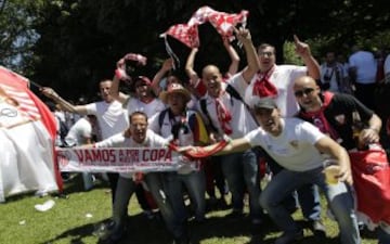 Seguidores en las calles de Turin antes del partido de la final de Europa League entre el Sevilla y Benfica. 