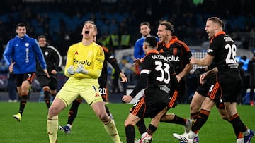 NAPLES (Italy), 10/02/2026.- Como's goalkeeper Jean Butez celebrates with his team at the end of the Italian Cup quarter final soccer match between Ssc Nappoli and Como 1907 at the Diego Armando Maradona Stadium in Naples, Italy, 10 February 2026. (Italia, Nápoles) EFE/EPA/CIRO FUSCO
