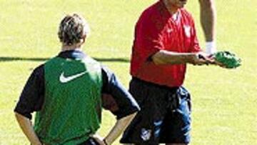 Las correciones del profesor Manzano. no dudó un instante a la hora de parar el encuentro para hacer las correspondientes indicaciones a sus jugadores.