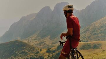 Luis Enrique posa tras terminar la subida al Alto de La Cubilla, puerto asturiano que se ascendi&oacute; en la Vuelta a Espa&ntilde;a 2019.