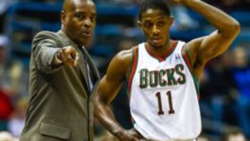 Larry Drew habla con Brandon Knight.