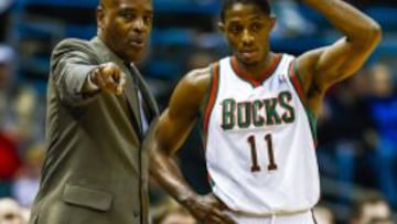 Larry Drew habla con Brandon Knight.