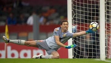 El portero de Las Águilas salió jugando con el balón, tocó de forma errónea y parecía un claro gol para el Tauro de Panamá. Sin embargo, el guardameta evitó el tanto de forma polémica.