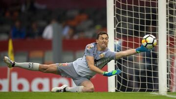 El portero de Las &Aacute;guilas sali&oacute; jugando con el bal&oacute;n, toc&oacute; de forma err&oacute;nea y parec&iacute;a un claro gol para el Tauro de Panam&aacute;. Sin embargo, el guardameta evit&oacute; el tanto de forma pol&eacute;mica.