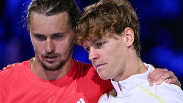 Italy's Jannik Sinner (R) and runners up Germany's Alexander Zverev pose for pictures after their men's singles final match on day fifteen of the Australian Open tennis tournament in Melbourne on January 26, 2025. (Photo by WILLIAM WEST / AFP) / -- IMAGE RESTRICTED TO EDITORIAL USE - STRICTLY NO COMMERCIAL USE --
