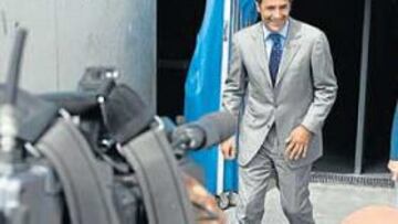 <b>EN LA RECÁMARA. </b>Michel llegó al banquillo del Castilla de la mano de Ramón Calderón. Será su apuesta si destituyera a Capello.