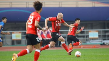 Shanghai SIPG's Aaron Mooy controls the ball during the Chinese Super League football match (CSL) between Shanghai SIPG and Jiangsu Suning in Suzhou in China's eastern Jiangsu province on November 2, 2020. (Photo by STR / AFP) / China OUT