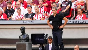 BILBAO, SPAIN - SEPTEMBER 04: Ernesto Valverde, Head Coach of Athletic Club looks on during the LaLiga Santander match between Athletic Club and RCD Espanyol at San Mames Stadium on September 04, 2022 in Bilbao, Spain. (Photo by Juan Manuel Serrano Arce/Getty Images)