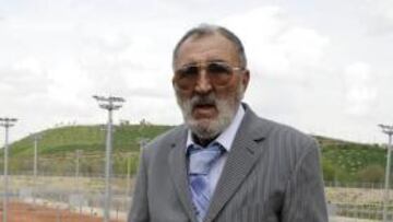 <b>EXAMEN. </b>Varios jugadores del circuito ya probaron el año pasado las pistas con la tierra de color azul.