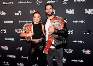 Rollins y Lynch son otra pareja de 谷xito. Los dos son luchadores de WWE y en el momento en el que confirmaron su relaci車n (mayo de 2019) ambos eran dos de los principales rostros de la compa?赤a. De hecho, durante un tiempo ambos fueron campeones a la vez e incluso defendieron sus cinturones en el mismo evento. La pareja tuvo su primer hijo en diciembre de 2020. Seth, campe車n dos veces Universal y otras dos de la WWE, regres車 a la acci車n hace menos de un mes en Royal Rumble. Mientras, Becky contin迆a de baja, aunque los rumores apuntan a que regresar芍 pronto. Ha sido una vez campeona de Raw, tres de SmackDown (tuvo el primer t赤tulo y disfrut車 los dos a la vez) y venci車 el Royal Rumble de 2019.