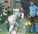 Defensa y Colón empataron en un partidazo bajo la lluvia