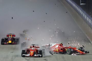 Verstappen toca a Raikkonen y 谷ste se lleva por delante a Vettel que sigue a duras penas. La inercia del Ferrari del finland谷s hace un recto en la primera curva y se atropella al Mclaren de Alonso que se puso 3? en la salida.