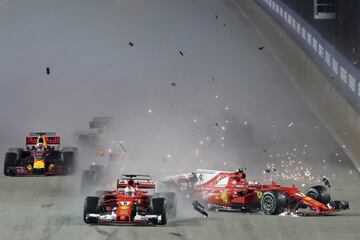 Verstappen toca a Raikkonen y éste se lleva por delante a Vettel que sigue a duras penas. La inercia del Ferrari del finlandés hace un recto en la primera curva y se atropella al Mclaren de Alonso que se puso 3º en la salida.