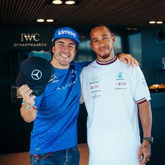 Alonso recoge la gorra dedicada de Hamilton