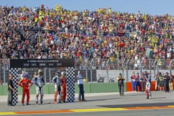 Jorge Lorenzo rompe a llorar frente a sus amigos y fan club, tras proclamarse por quinta vez Campeon del Mundo.