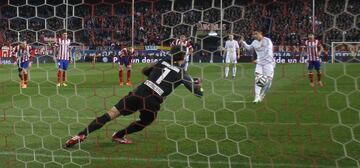 11 de febrero de 2014. Partido de vuelta de las semifinales de la Copa del Rey entre el Atl¨¦tico de Madrid y el Real Madrid en el Vicente Calder¨®n (0-2). Cristiano Ronaldo marc¨® el 1-0 de penalti.