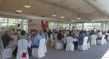 Comida en carpa de eventos del Club de Campo.