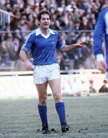 Centrocampista luchador y de car芍cter defensivo. En 1977 debut車 con la Real Sociedad en Primera divisi車n con 24 a?os de edad. Se afianz車 en el centro del campo de la Real y fue titular del equipo realista durante 5 temporadas. Es padre de los futbolistas en activo Mikel y Xabi Alonso.
