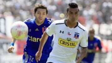 Paredes recibe la marca de Pepe Rojas en un Superclásico pasado.