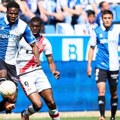 Joselu mantiene vivo al Alavés