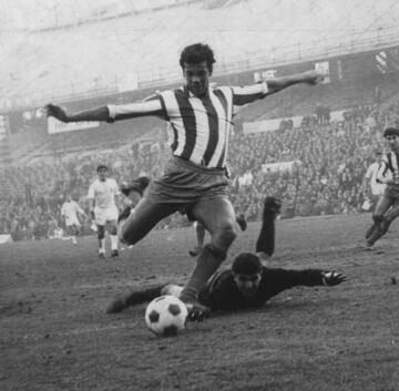 Jugó 235 partidos entre 1958 y 1967.