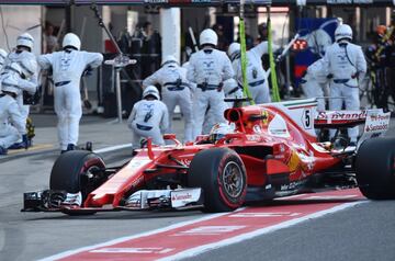 Sebastian Vettel hace una parada.