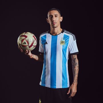 Adidas ha revelado el balón para las semifinales y la final de la Copa Mundial de la FIFA Qatar 2022, Al Hilm, que se traduce como "El sueño" en árabe. El diseño se establece en un color base dorado texturizado que presenta un sutil patrón triangular, inspirándose en los brillantes desiertos de la región que rodean la ciudad.