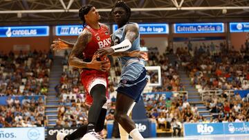 El alero estadounidense del Baxi Manresa Devin Robinson (i) intenta superar al pívot italiano del Breogan Mouhamet Diouf durante el partido de Liga Endesa de baloncesto que se disputa este domingo en Lugo.