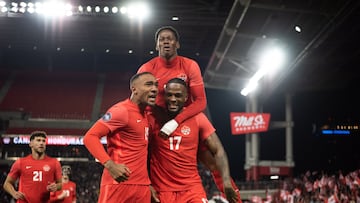 Larin marcó dos goles con Canadá ante Honduras.