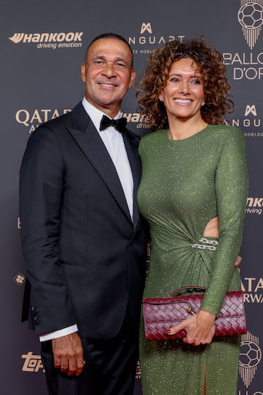 Ruud Gullit y su pareja en la alfombra roja de la ceremonia de entrega del Balón de Oro 2025.