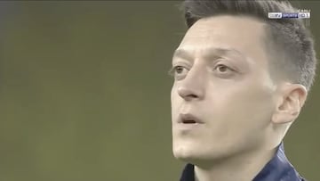 Captura del momento en que Özil entona el himno de Turquía.